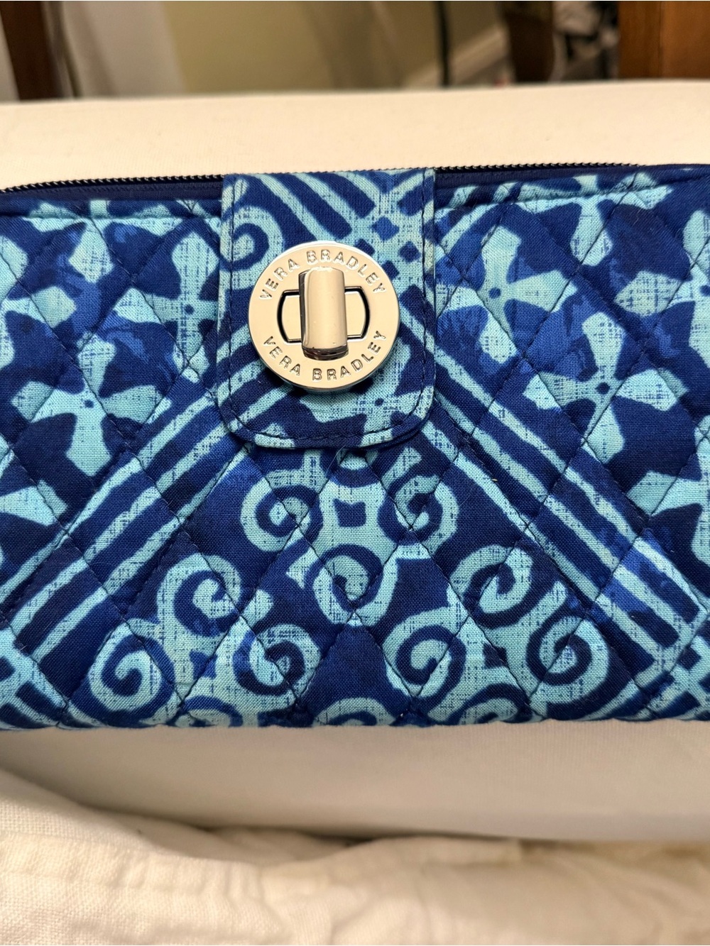 Vera Bradley NWOT Navy and Light Blue Quilted Turnlock Wallet